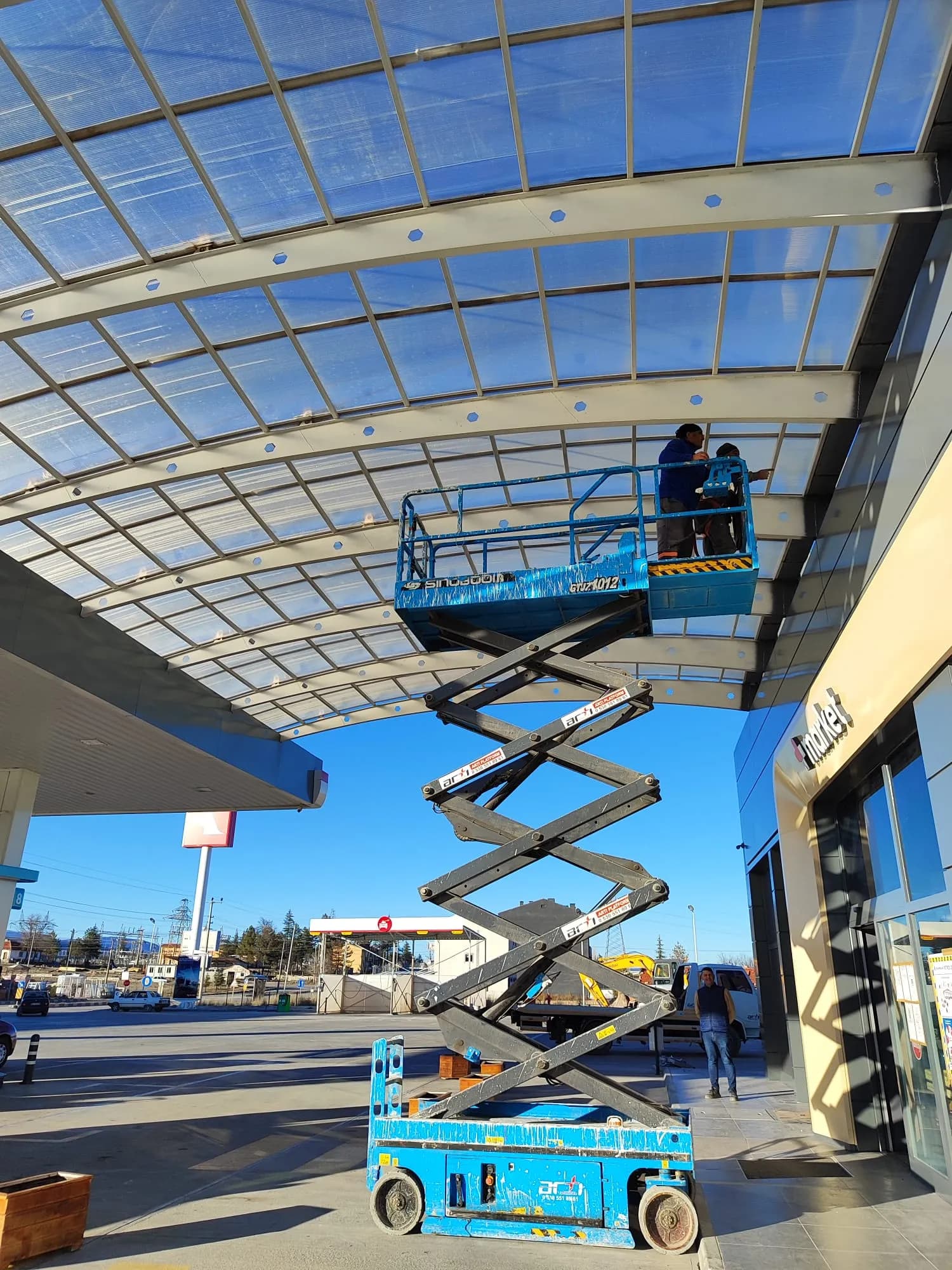 Antalya Manlift Kiralama Rehberi: Otel, Tesis Bakımı ve Şantiye Projeleri